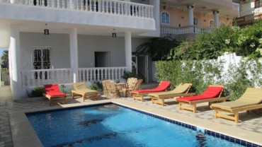 Luxury 2-Bedroom Apartment with swimming pool & Private Terrace for Rent in Ramla, West Bank Luxor – Walk to Nile